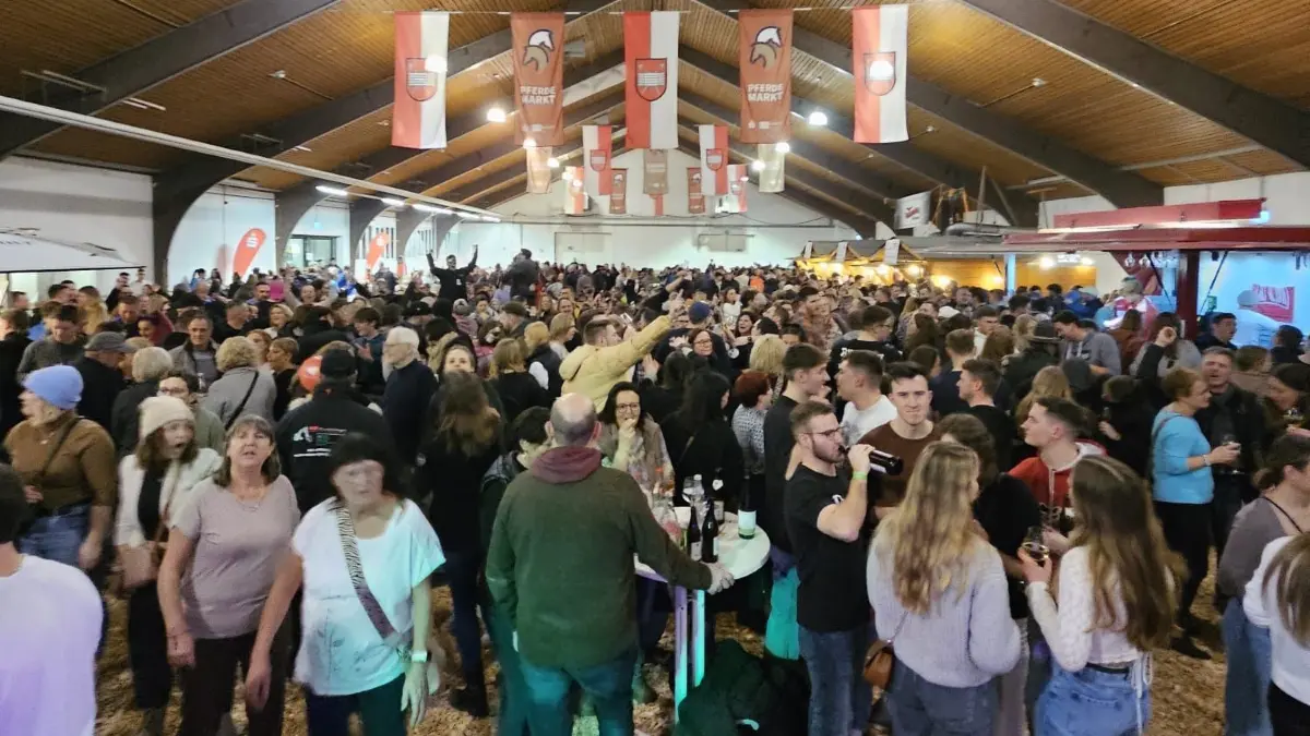 Pferdemarkt, Party in der Körhalle am Montagabend
