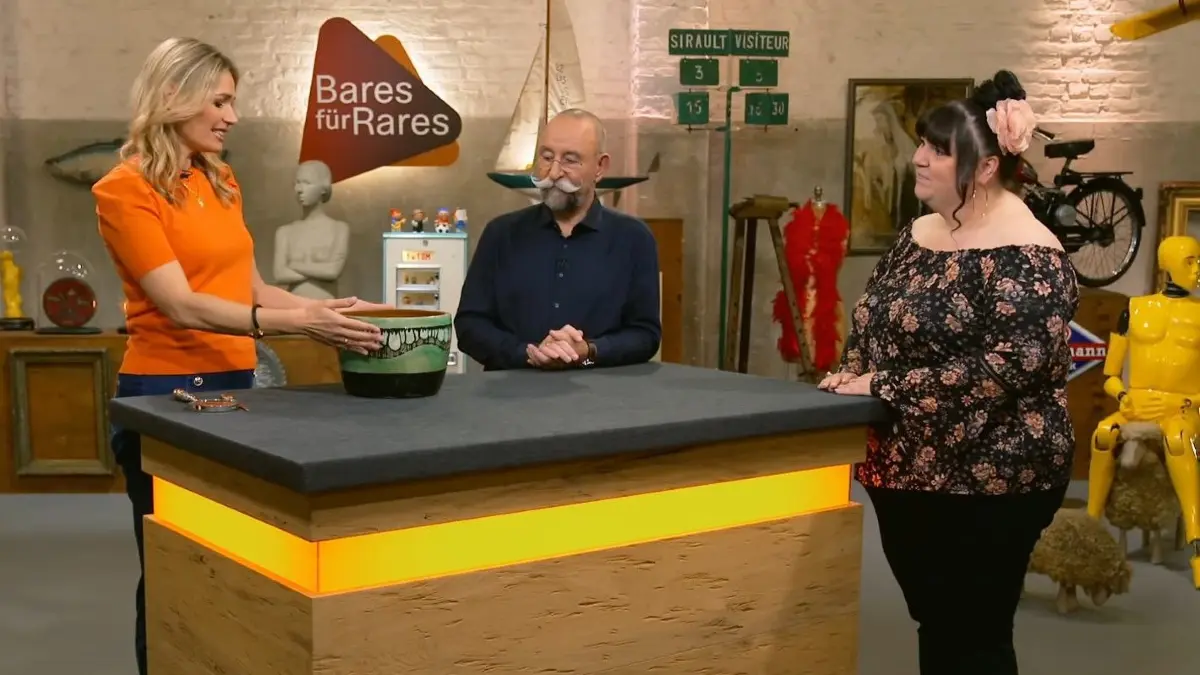 Dr. Bianca Berding begutachtet den Übertopf von Alexandra aus Weil am Rhein.