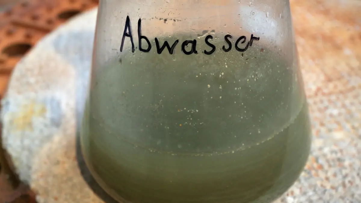 Coronavirus - Probeentnahme Abwasser: ARCHIV - 15.12.2011, Berlin: Eine Abwasser-Probe ist im Kompetenzzentrum Wasser in Berlin zu sehen. (zu dpa: «RSV-Erkältungswelle rollt - Abwassermonitoring ausgeweitet») Foto: Stephanie Pilick/dpa +++ dpa-Bildfunk +++