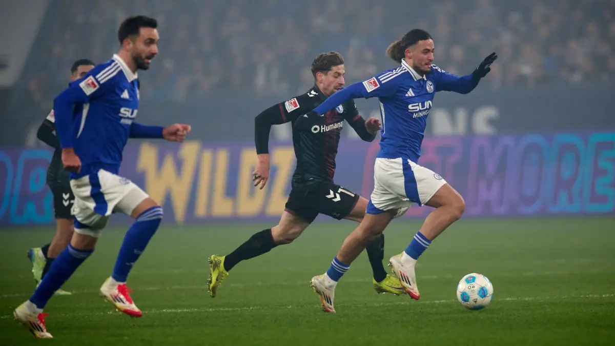 FC Schalke 04 - 1. FC Magdeburg: 01.02.2025, Nordrhein-Westfalen, Gelsenkirchen: Fußball: 2. Bundesliga, FC Schalke 04 - 1. FC Magdeburg, 20. Spieltag, Veltins Arena. Schalkes Taylan Bulut (r) und Alexander Nollenberger von Magdeburg in Aktion. Foto: Bernd Thissen/dpa - WICHTIGER HINWEIS: Gemäß den Vorgaben der DFL Deutsche Fußball Liga bzw. des DFB Deutscher Fußball-Bund ist es untersagt, in dem Stadion und/oder vom Spiel angefertigte Fotoaufnahmen in Form von Sequenzbildern und/oder videoähnlichen Fotostrecken zu verwerten bzw. verwerten zu lassen. +++ dpa-Bildfunk +++