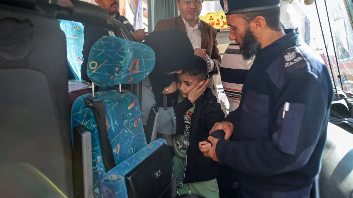 Nahostkonflikt - Chan Junis: 01.02.2025, Palästinensische Gebiete, Chan Junis: Ein Junge wird getröstet, bevor er zum Rafah-Übergang nach Ägypten geht. Verwundete und kranke Palästinenser dürfen den Gazastreifen zur medizinischen Behandlung verlassen. Foto: Jehad Alshrafi/AP/dpa +++ dpa-Bildfunk +++