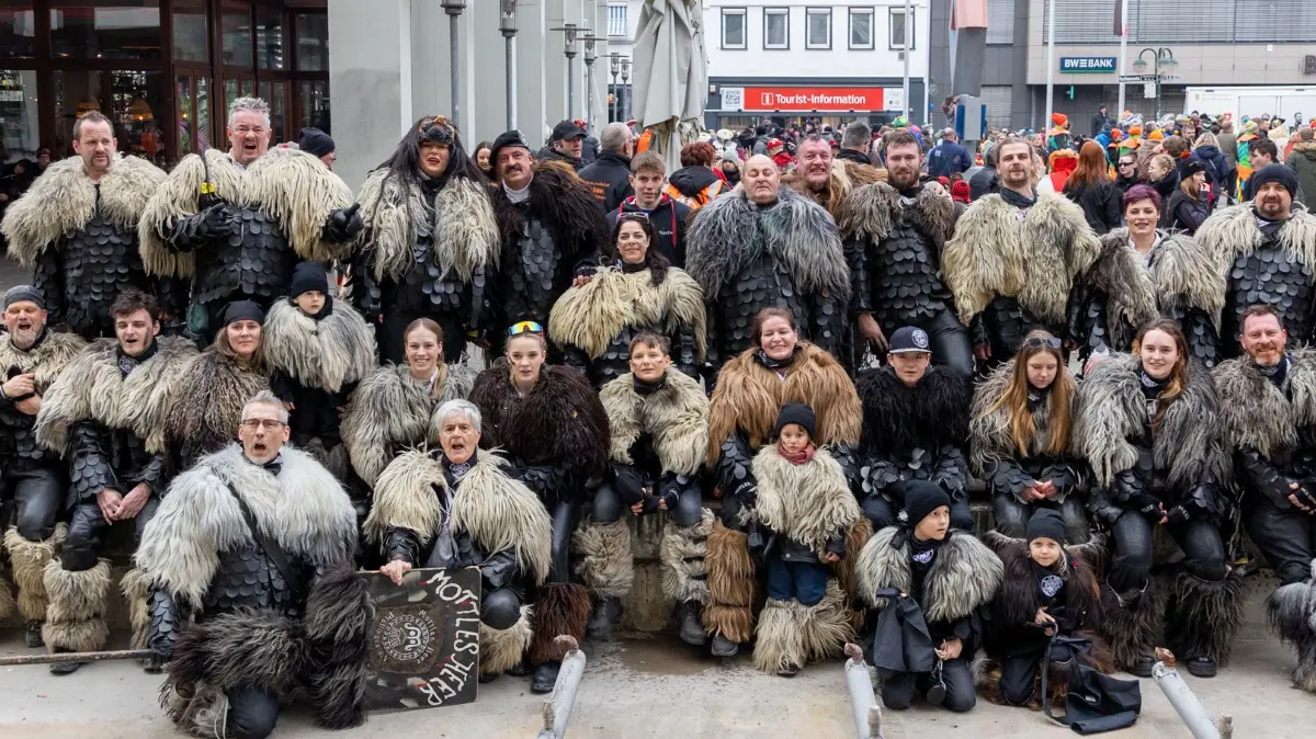 Narrenumzug Männerverein Reutlingen am 2. Februar 2025 Altstadt Fasnet Narren Häs