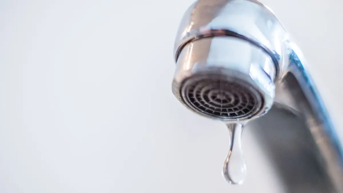 Wasser auf Zypern wird knapp: ARCHIV - 27.03.2018, Bayern, München: Wasser läuft aus einem Wasserhahn (Illustration) (zu dpa: «Sogar im Winter Wassernotstand auf Zypern») Foto: Lino Mirgeler/dpa +++ dpa-Bildfunk +++