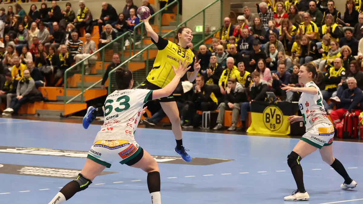 GER, Borussia Dortmund vs. Frisch Auf! Goeppingen, Handball, Frauen-Bundesliga, 15.Spieltag, Spielzeit 2024/2025, 01.02.2025: Haruno Sasaki (Borussia Dortmund, #23), Stephanie Elies (FRISCH AUF Goeppingen, #63), Luisa Scherer (FRISCH AUF Goeppingen, #24)
GER, Borussia Dortmund vs. Frisch Auf! Goeppingen, Handball, Frauen-Bundesliga, 15.Spieltag, Spielzeit 2024/2025, 01.02.2025
DFL REGULATIONS PROHIBIT ANY USE OF PHOTOGRAPHS AS IMAGE
SEQUENCES AND/OR QUASI-VIDEO
Foto: Eibner-Pressefoto/Frank Zeising