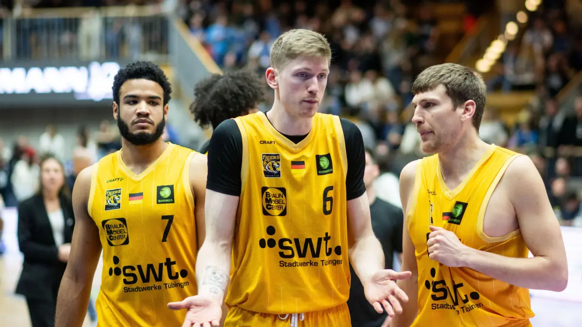 GER, HAKRO Merlins Crailsheim vs Tigers Tuebingen, Basketball ProA, 21. Spieltag, Saison 2024/2025, 01.02.2025 : Jonas Niedermanner (Tigers Tuebingen, #06), Till Joenke (Tigers Tuebingen, #26) sind enttauescht ueber die Niederlage, GER, HAKRO Merlins Crailsheim vs Tigers Tuebingen, Basketball ProA, 21. Spieltag, Saison 2024/2025, 01.02.2025
Foto: Eibner-Pressefoto/Michael Memmler