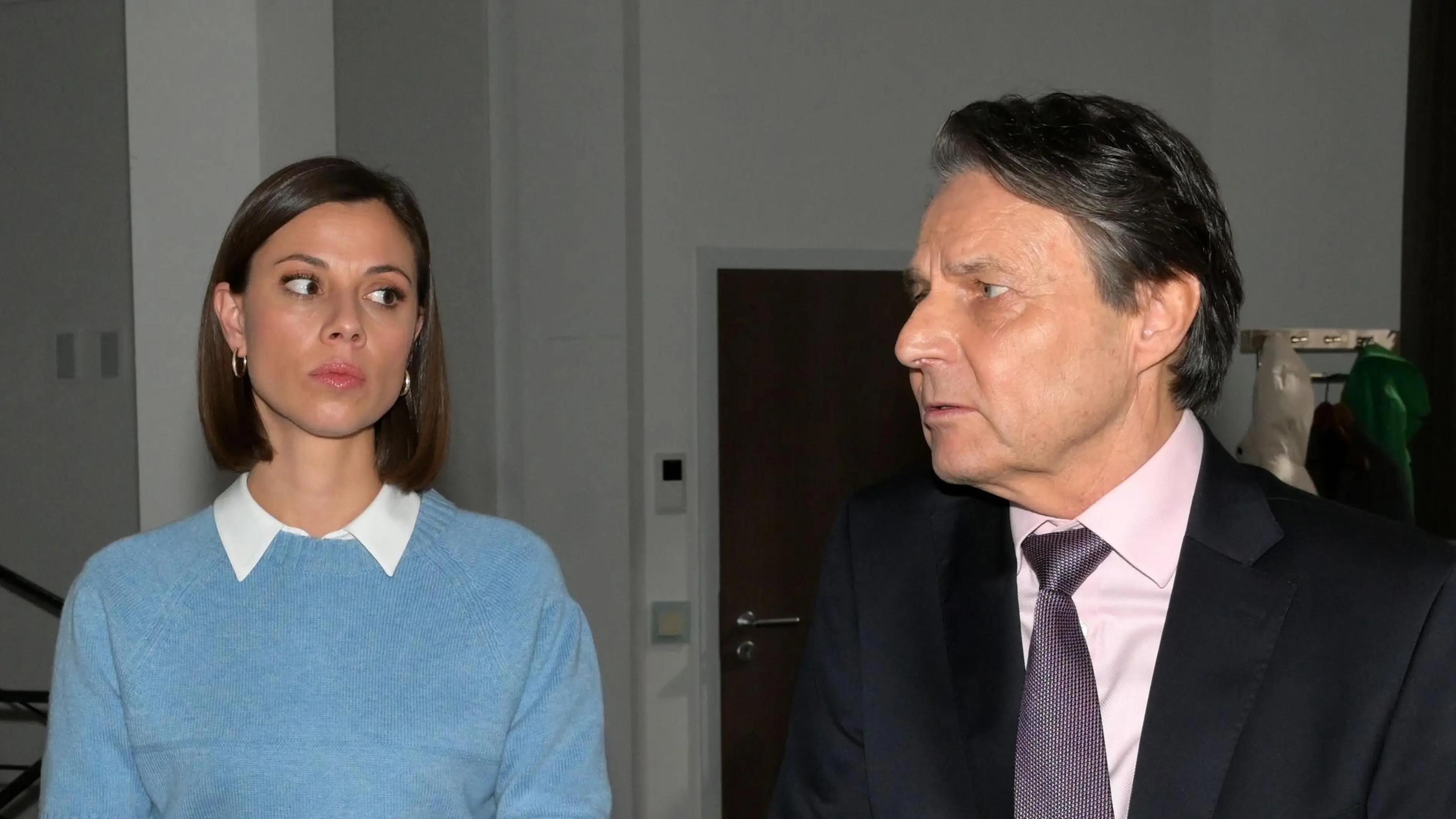 Matilda (Anna-Katharina Fecher) hat es auf ihren Vater Jo Gerner (Wolfgang Bahro) abgesehen.