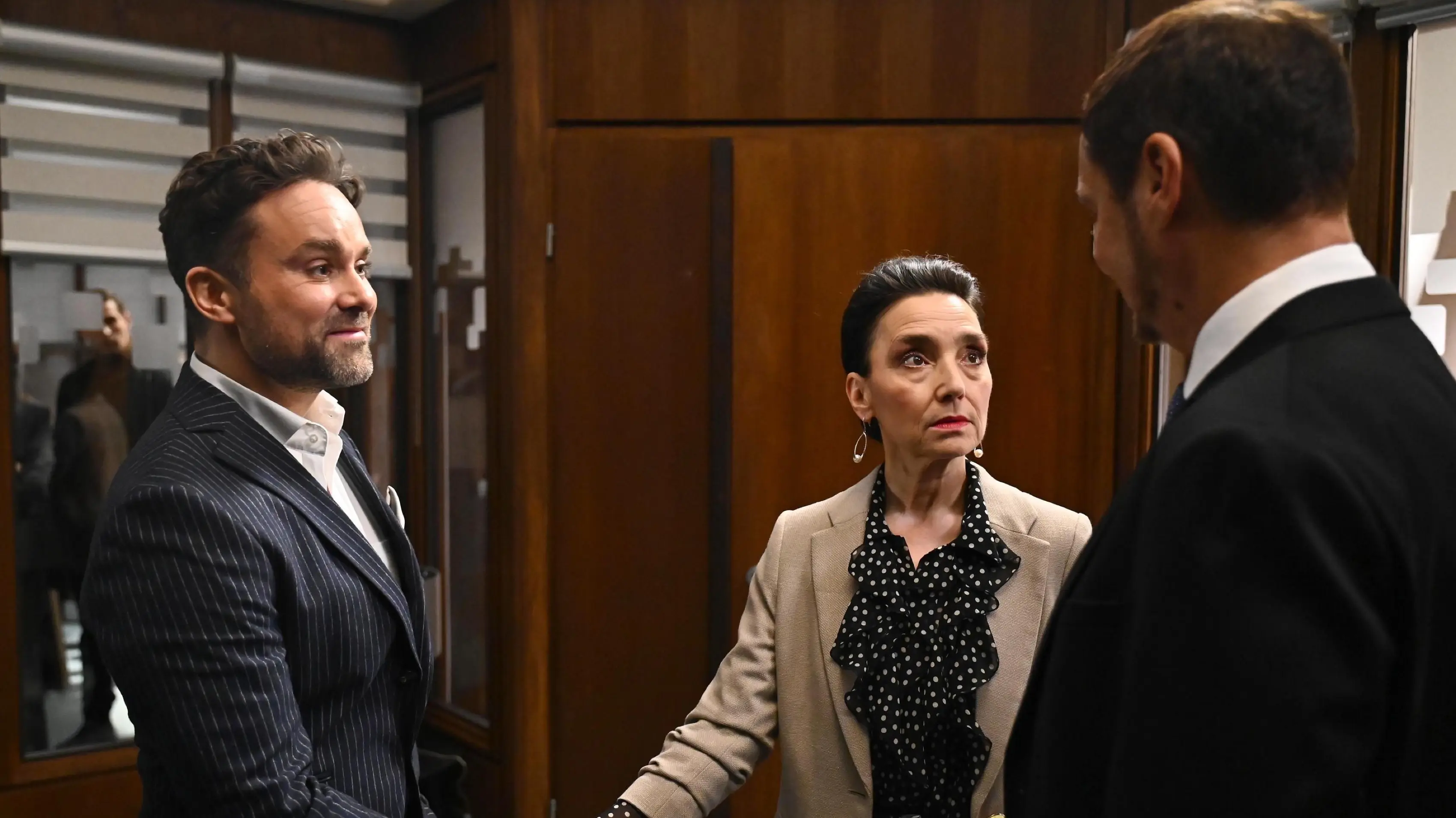 Simone (Tatjana Clasing) und Richard (Silvan-Pierre Leirich, r.) woll das Zentrum an Boris Pfeiffer (Bastian von Bömches, l.) verkaufen.