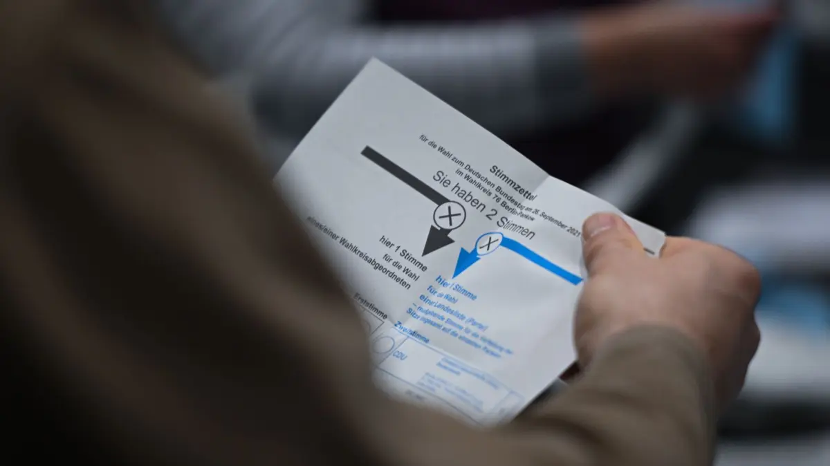 Bundestagswahl in Berlin: ARCHIV - 11.02.2024, Berlin: Ein Wahlhelfer hält während der Auszählung der Briefwahlstimmen in der Max-Schmeling-Halle einen Stimmzettel in der Hand. Wegen zahlreicher Pannen muss die Bundestagswahl 2021 in Berlin teilweise wiederholt werden. Das entschied das Bundesverfassungsgericht am 19. Dezember 2023. (zu dpa: «Briefwahl-Versand im Erzgebirgskreis verzögert») Foto: Sebastian Gollnow/dpa +++ dpa-Bildfunk +++