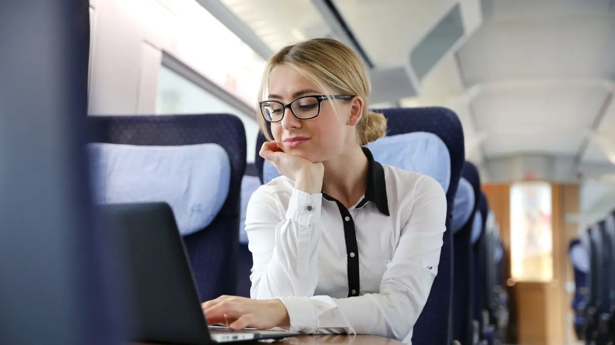 Frau arbeitet im ICE an ihrem Laptop: ILLUSTRATION - Ist die Anfahrt nun Arbeitszeit oder Freizeit? Bei Dienstreisen gibt es darüber oft Unklarheit. (zu dpa: «Wann beginnt die Dienstreise?») Foto: Mascha Brichta/dpa-mag - Honorarfrei nur für Bezieher des Dienstes dpa-Magazin +++ dpa-Magazin +++
