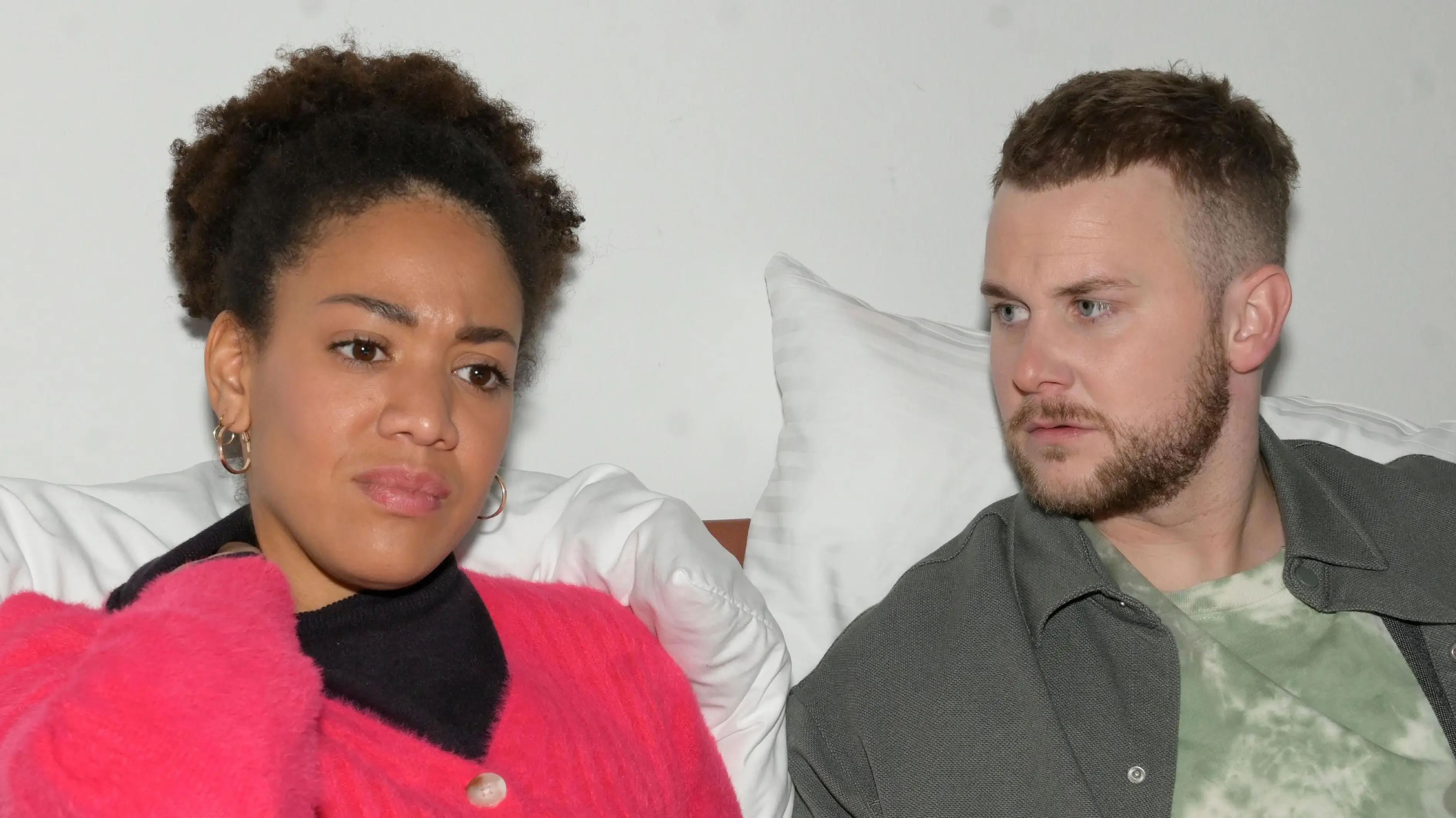 Flo (Pauline Afaja) muss ihrem Freund Jonas (Felix van Deventer) sagen, dass sie sich in eine Frau verliebt hat.