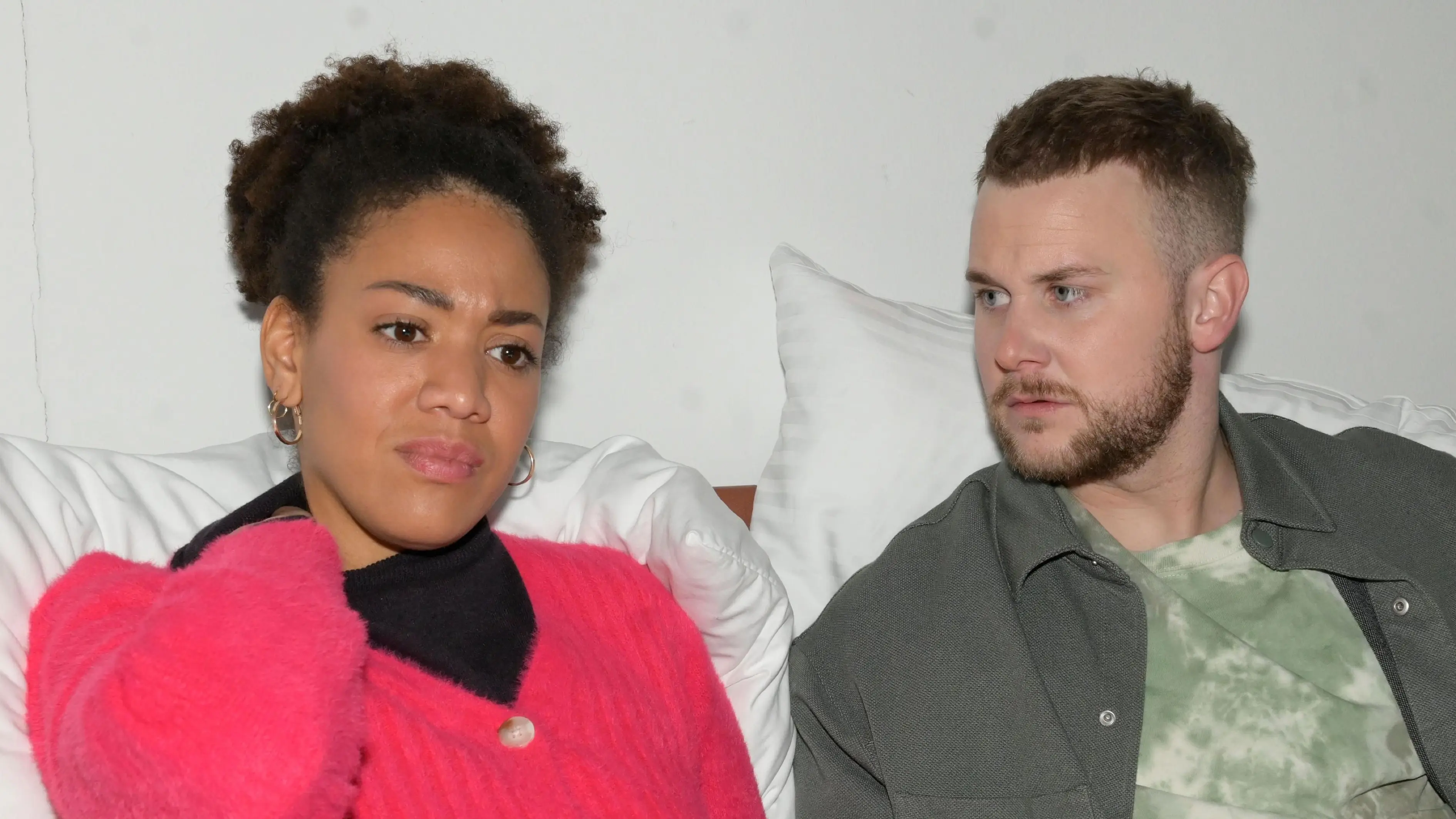 Flo (Pauline Afaja) muss ihrem Freund Jonas (Felix van Deventer) sagen, dass sie sich in eine Frau verliebt hat.