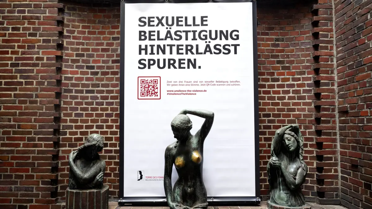 Ein Plakat mit der Aufschrift „Sexuelle Belästigung hinterlässt Spuren“ hängt hinter der Bronzeskulptur „Jugend“ des Künstlers Bernhard Hoetger. Die Frauenrechtsorganisation Terre de Femmes setzt an bekannten weiblichen Bronzestatuen in München, Berlin und Bremen ein Zeichen gegen sexuelle Belästigung und nutzt dafür ein Phänomen, das häufig auftritt: Immer wieder werden diese Bronzestatuen von Passanten an den Brüsten berührt. +++ dpa-Bildfunk +++