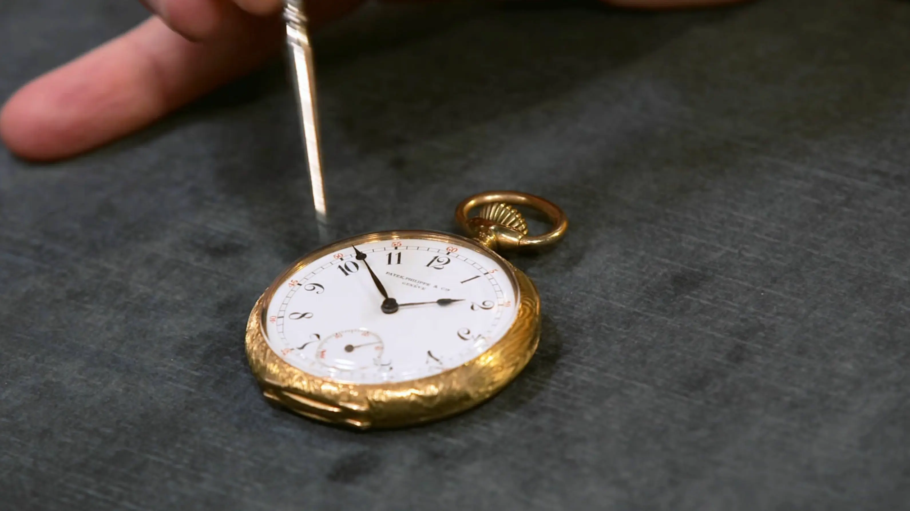 Diese Taschenuhr ist reine Handarbeit. Die Expertin freut sich.