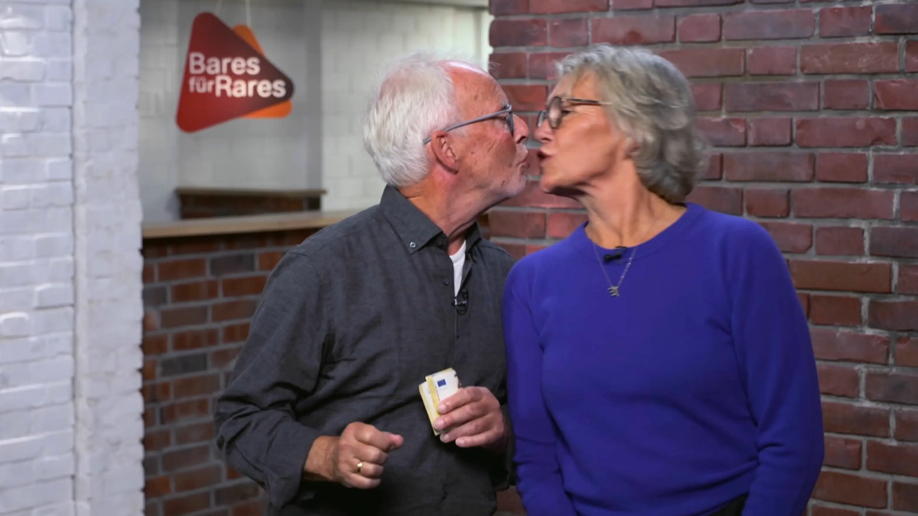 Roland und Susanne freuen sich über den gelungenen Verkauf bei Bares für Rares.