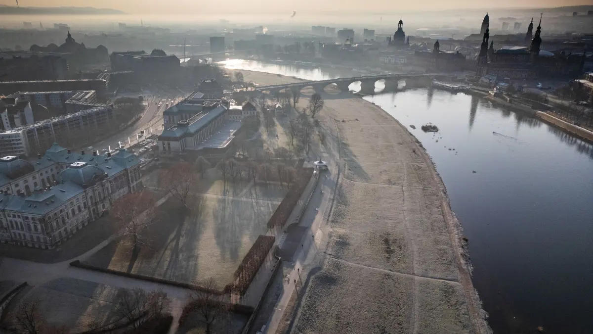 Dresden am Morgen: 05.02.2025, Sachsen, Dresden: Blick am Morgen auf den Garten des Japanischen Palais über die Elbe auf die historische Altstadt. (Luftaufnahme mit Drohne) Foto: Robert Michael/dpa +++ dpa-Bildfunk +++