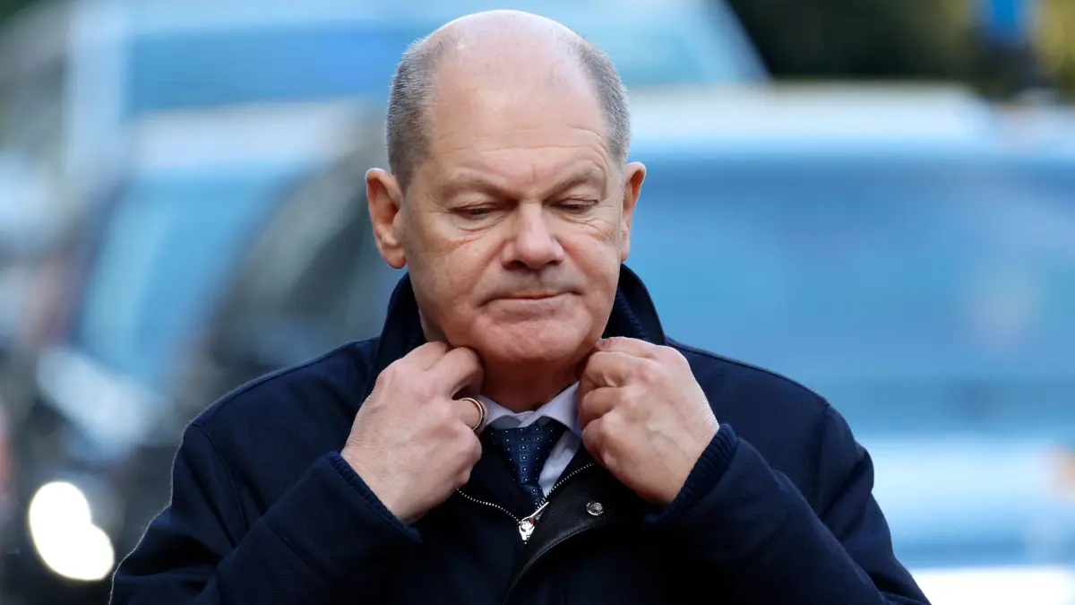 Der deutsche Bundeskanzler Olaf Scholz rückt seinen Kragen zurecht, als er zu einem EU-Gipfel im Egmont-Palast. +++ dpa-Bildfunk +++