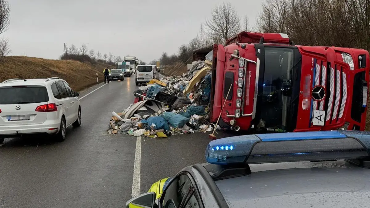 Mülllaster umgekippt Unfall B 28 Neuhausen Metzingen