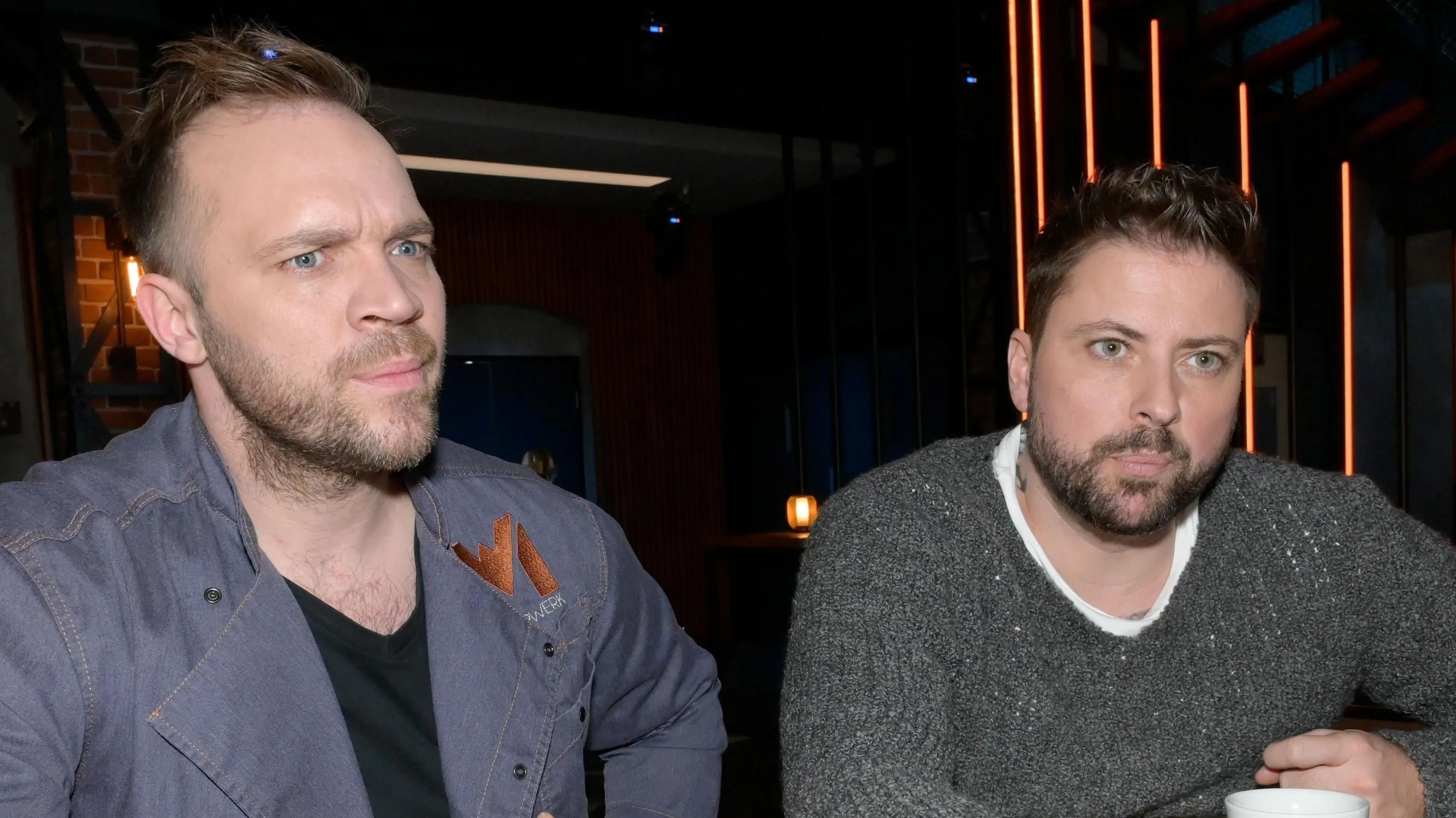 Bei GZSZ überlegen Erik (Patrick Heinrich, l.) und John (Felix von Jascheroff) überlegen, wie das Mauerwerk gerettet werden kann.