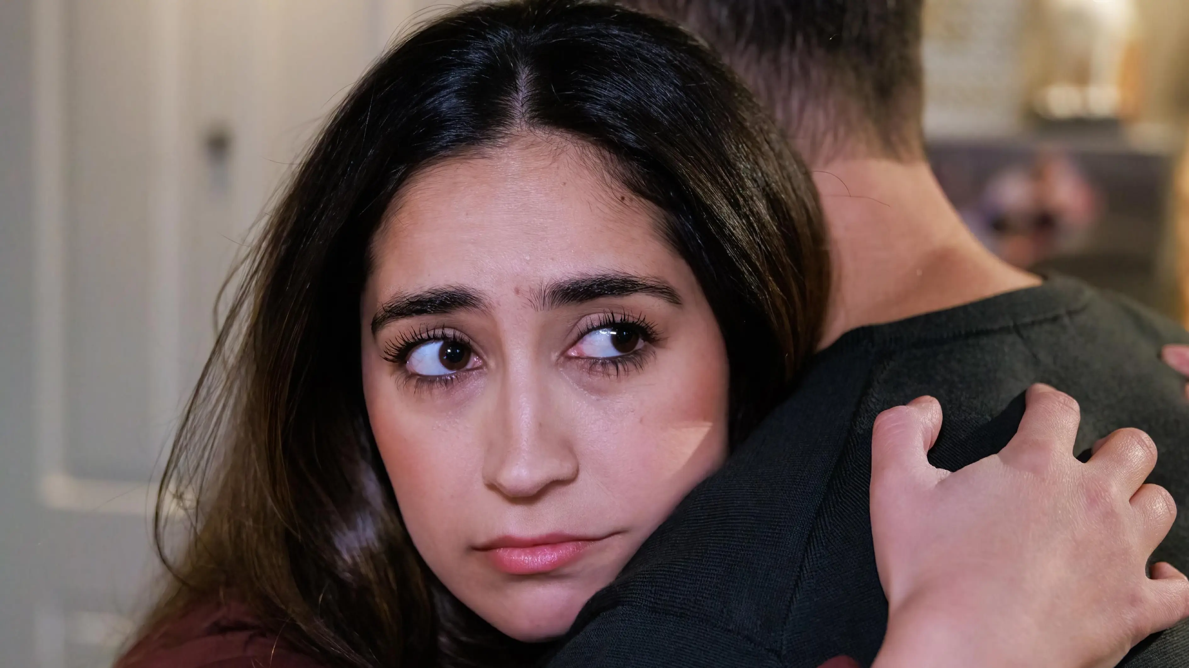 Bei "Unter uns" befürchtet Esma (Özge Delioglan), dass sie Cecilia und Theo als Freunde verloren hat.