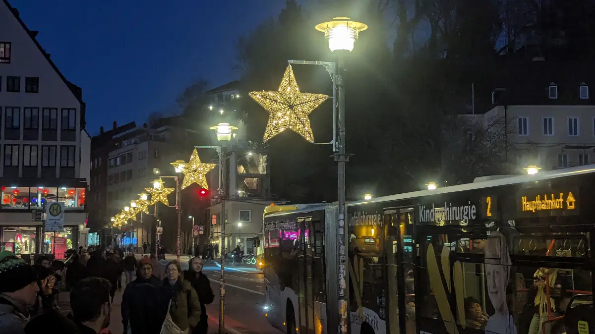Die Weihnachtsbeleuchtung auf der Tübinger Eberhardsbrücke hängt und leuchtet auch am 5. Februar noch wie im Advent.