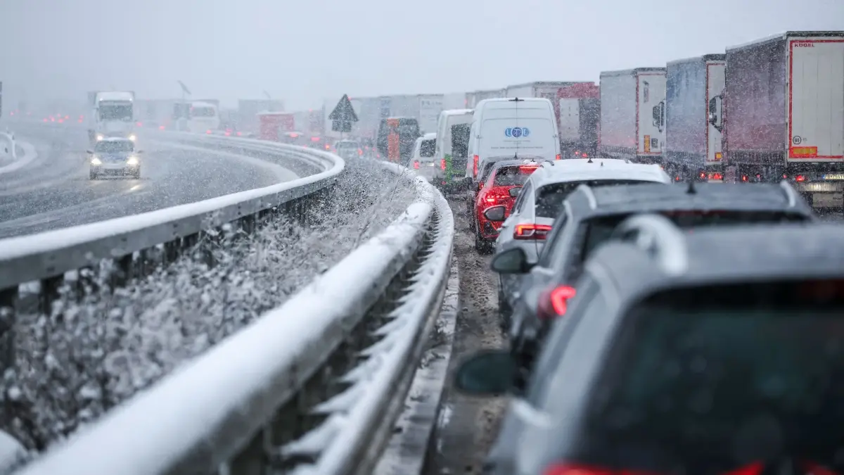 So kommen Sie gut durch den Winterstau: ARCHIV - Wenn man im Winter im Stau steht, sind Decken, Proviant und Handyladekabel in Reichweite sinnvoll. (zu dpa: «So kommen Sie gut durch den Winterstau») Foto: Jan Woitas/dpa/dpa-mag - Honorarfrei nur für Bezieher des Dienstes dpa-Magazin +++ dpa-Magazin +++