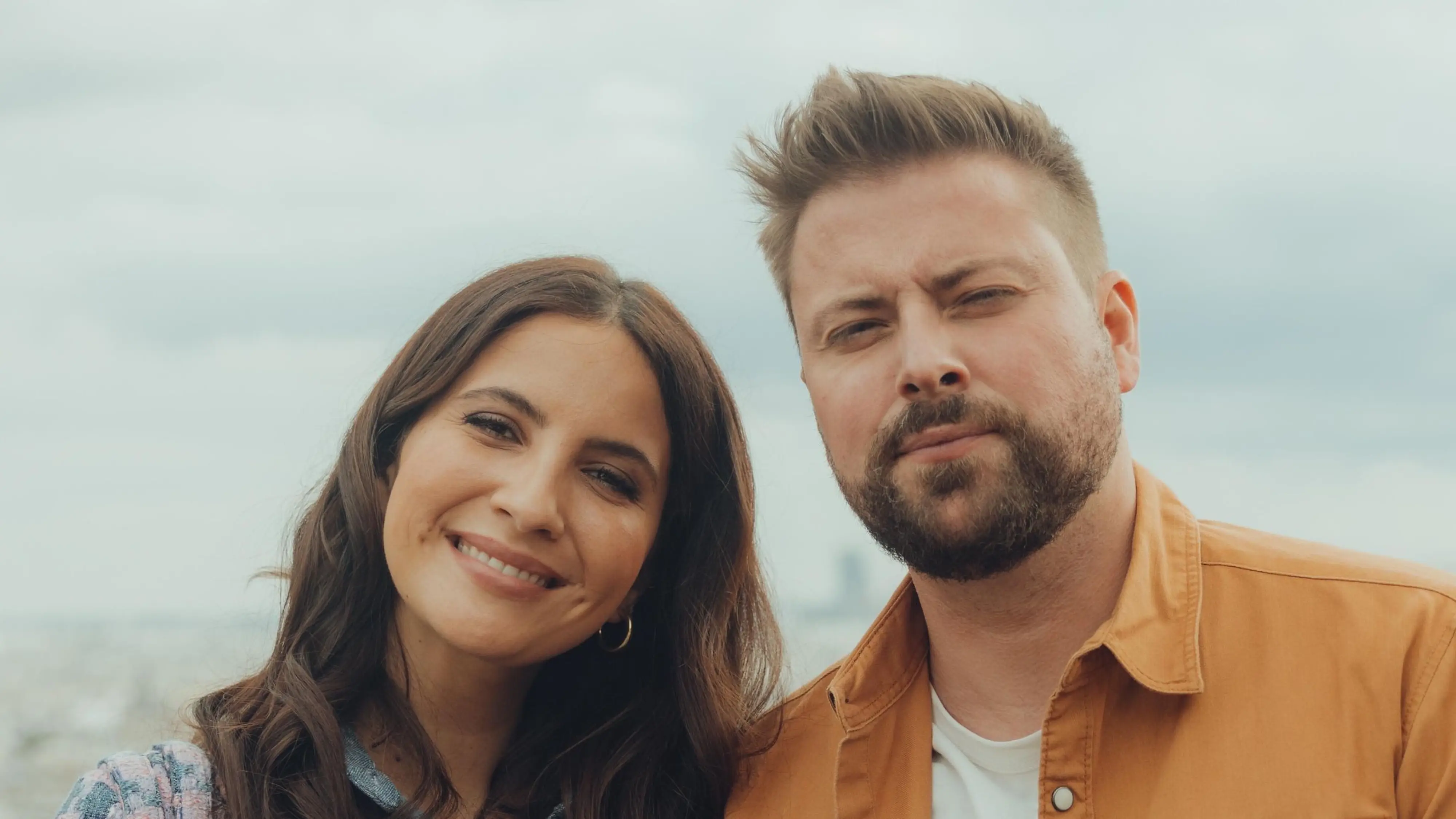 Laura (Chryssanthi Kavazi) und John (Felix von Jascheroff) können ihre Ehe aktuell nicht genießen.
