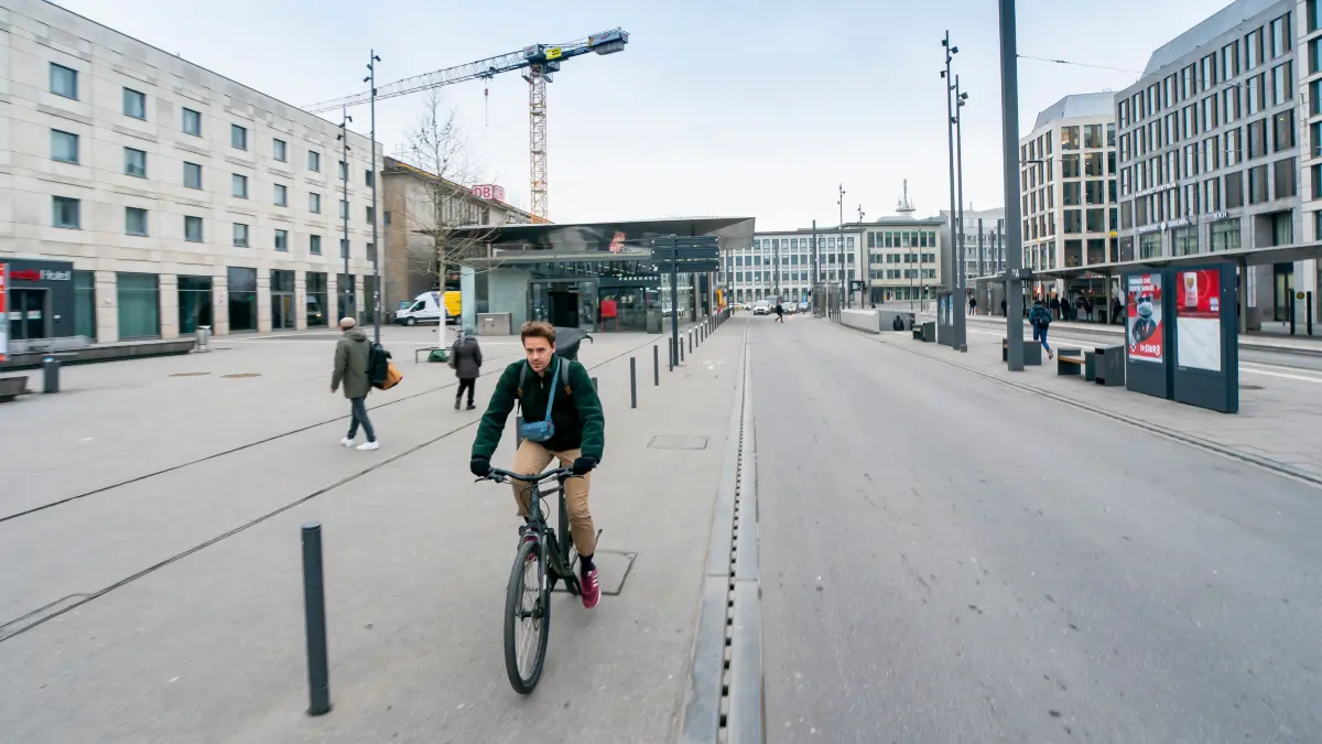 Mehrere Fraktionen fordern: Die dritte Fahrspur in der Friedrich-Ebert-Straße vor dem Bahnhof soll zur Radspur werden