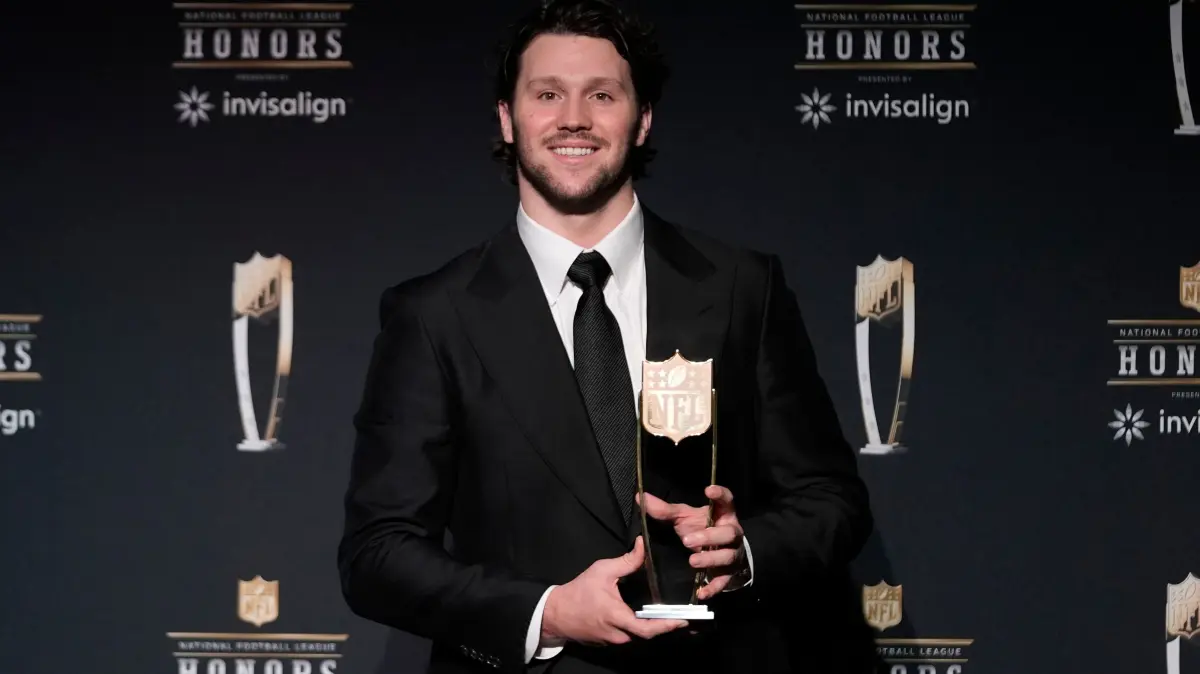 Buffalo Bills-Quarterback Josh Allen posiert mit dem AP-Preis für den wertvollsten Spieler bei der NFL Honors Award Show vor dem Super Bowl LIX.