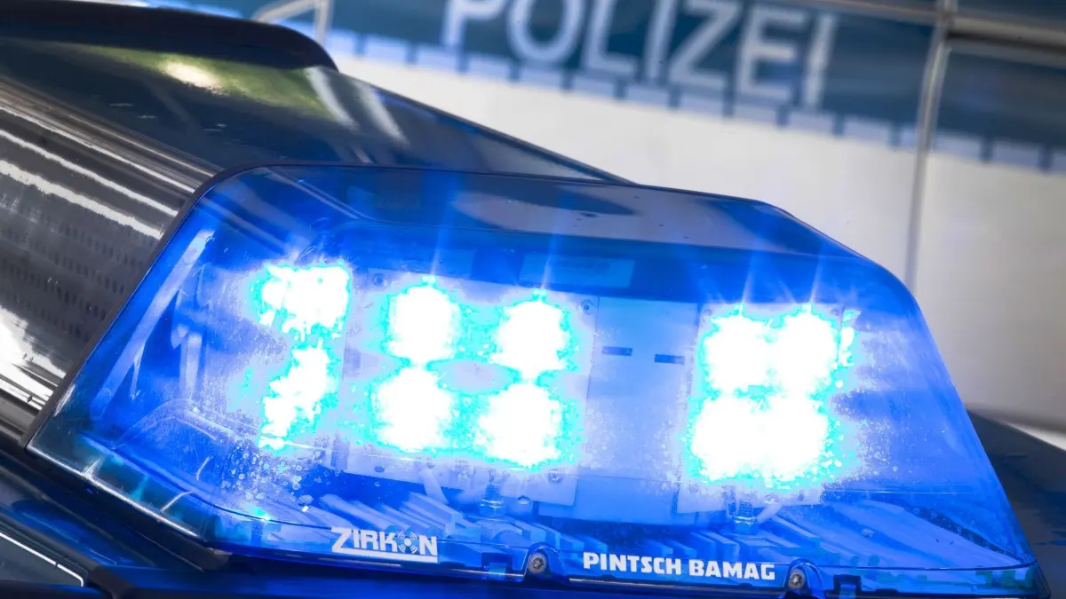 Illustration Polizeieinsatz: ARCHIV - 27.07.2015, NA, ---: Ein Blaulicht leuchtet auf dem Dach eines Polizeiwagens. (zu dpa: «Kupferkabel im Wert von etwa 30.000 Euro gestohlen») Foto: Friso Gentsch/dpa +++ dpa-Bildfunk +++