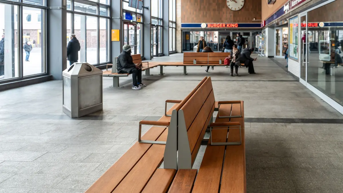 Bahnhof Göppingen Bänke in der Halle