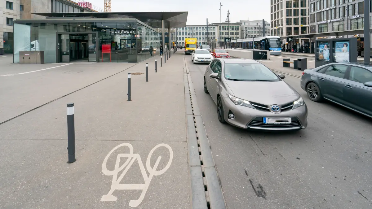 Mehrere Fraktionen fordern: Die dritte Fahrspur in der Friedrich-Ebert-Straße vor dem Bahnhof soll zur Radspur werden