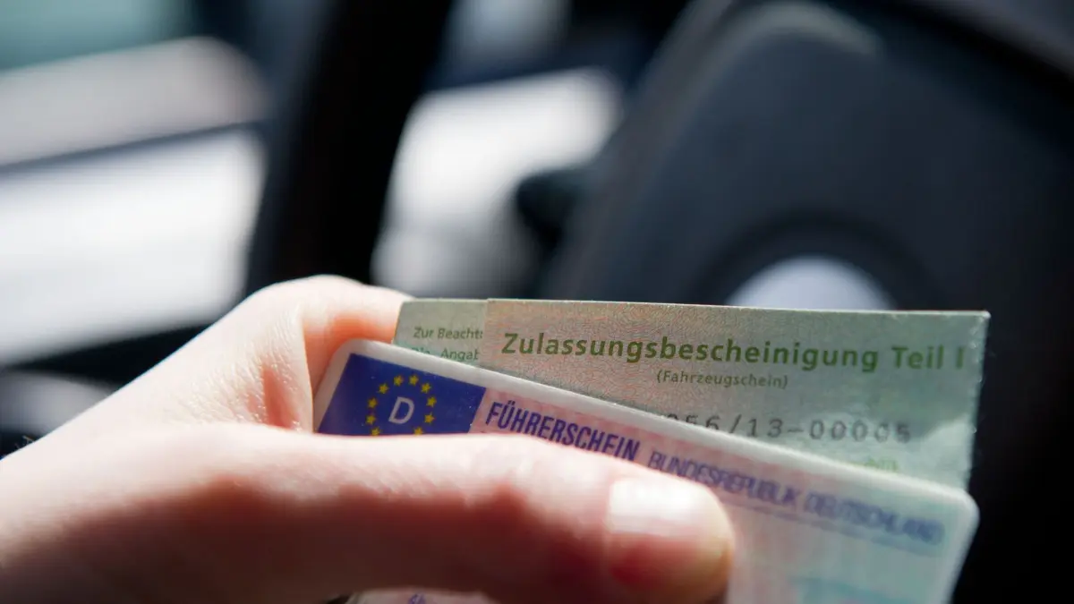 Fahrzeugschein und Führerschein: ILLUSTRATION - Ihre Papiere bitte! Bei einer normalen Verkehrskontrolle will die Polizei diese nur sehen. Anders der Fall dann, wenn nach zu vielen Verkehrsdelikten die Fahrerlaubnis mit sofortiger Wirkung eingezogen wird. (zu dpa: «Schützt berufliche Not vor sofortigem Führerschein-Entzug?») Foto: Inga Kjer/dpa-mag - Honorarfrei nur für Bezieher des Dienstes dpa-Magazin +++ dpa-Magazin +++