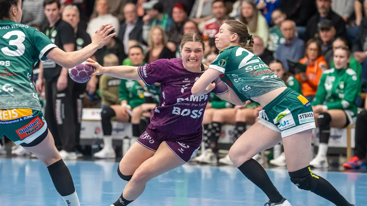 Frisch Auf Goeppingen vs. TuS Metzingen, Handball, 1. Bundesliga, Spielzeit 2024/2025, 08.02.2025: Nele Franz (TuS Metzingen, #10) im Zweikampf mit Luisa Scherer (Frisch Auf Frauen, #24), Frisch Auf Goeppingen vs. TuS Metzingen, Handball, 1. Bundesliga, Spielzeit 2024/2025, 08.02.2025
Foto: EIBNER/Michael Schmidt