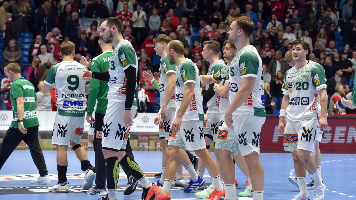 GER, MT Melsungen - Frisch Auf Goeppingen, Handball, 1. Bundesliga, 18. Spieltag, Saison 2024/2025, 08.02.2025: enttaeuscht, frustriert, Emotion nach der Niederlage: Ludvig Hallbaeck (Frisch Auf Goeppingen #20) (R), Josip Sarac (Frisch Auf Goeppingen #13) (vorne) ,
GER, MT Melsungen - Frisch Auf Goeppingen, Handball, 1. Bundesliga, 18. Spieltag, Saison 2024/2025, 08.02.2025,
Foto: Eibner-Pressefoto / Roland Sippel