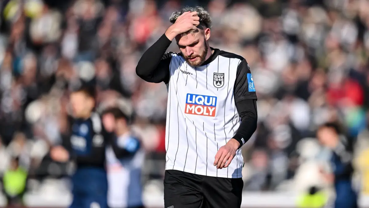 SSV Ulm 1846 - SC Paderborn 07: 08.02.2025, Baden-Württemberg, Ulm: Fußball, 2. Bundesliga, 21. Spieltag, SSV Ulm 1846 - SC Paderborn 07, Donaustadion: Ulms Philipp Strompf reagiert unzufrieden. Foto: Harry Langer/dpa - WICHTIGER HINWEIS: Gemäß den Vorgaben der DFL Deutsche Fußball Liga bzw. des DFB Deutscher Fußball-Bund ist es untersagt, in dem Stadion und/oder vom Spiel angefertigte Fotoaufnahmen in Form von Sequenzbildern und/oder videoähnlichen Fotostrecken zu verwerten bzw. verwerten zu lassen. +++ dpa-Bildfunk +++