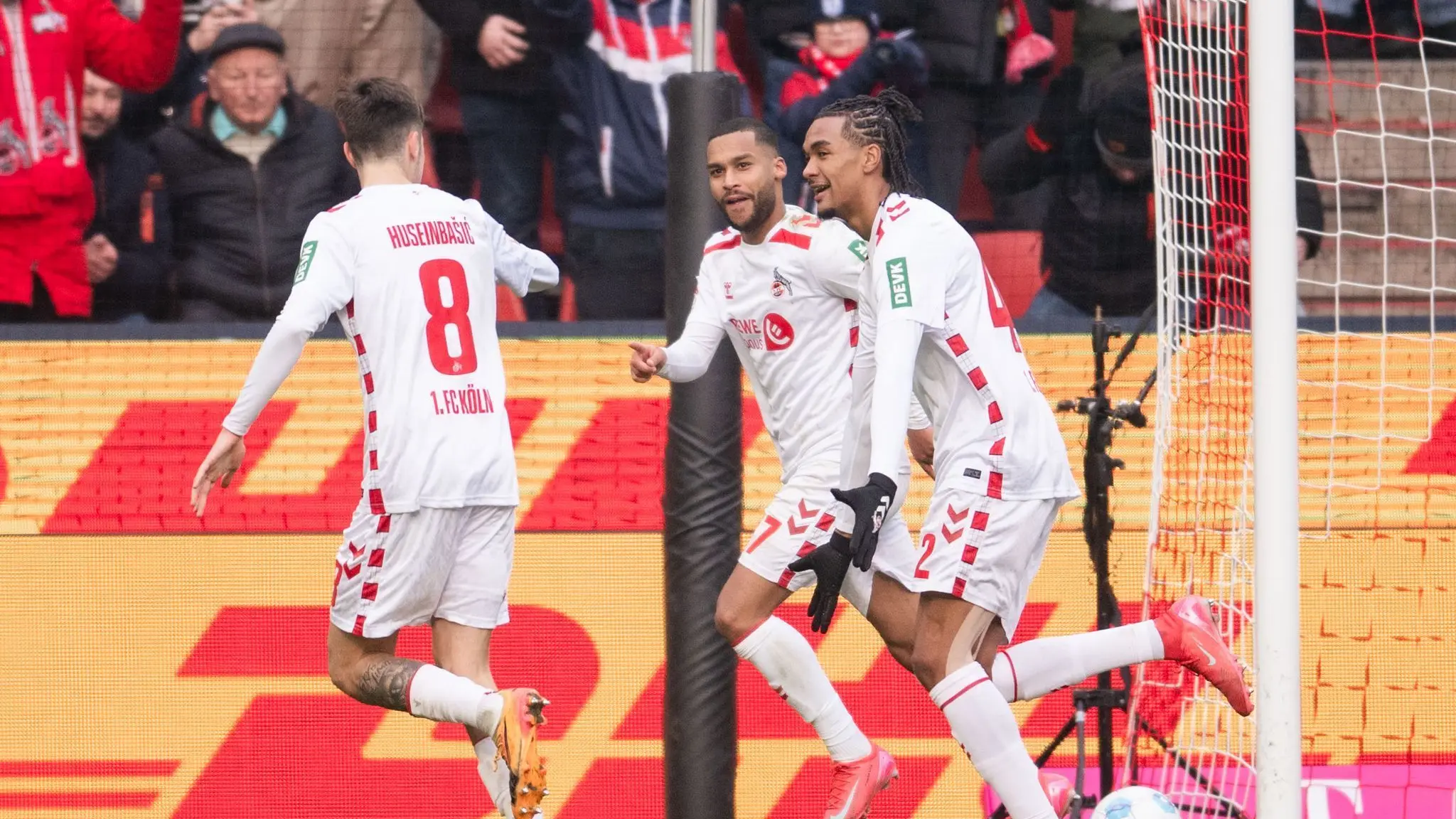 1. FC Köln - FC Schalke 04: 09.02.2025, Nordrhein-Westfalen, Köln: Fußball: 2. Bundesliga, 1. FC Köln - FC Schalke 04, 21. Spieltag, RheinEnergieStadion. Kölns Denis Huseinbasic (l-r), Linton Maina und Torschütze Damion Downs jubeln nach dem Treffer zur 1:0 Führung. Foto: Marius Becker/dpa - WICHTIGER HINWEIS: Gemäß den Vorgaben der DFL Deutsche Fußball Liga bzw. des DFB Deutscher Fußball-Bund ist es untersagt, in dem Stadion und/oder vom Spiel angefertigte Fotoaufnahmen in Form von Sequenzbildern und/oder videoähnlichen Fotostrecken zu verwerten bzw. verwerten zu lassen. +++ dpa-Bildfunk +++
