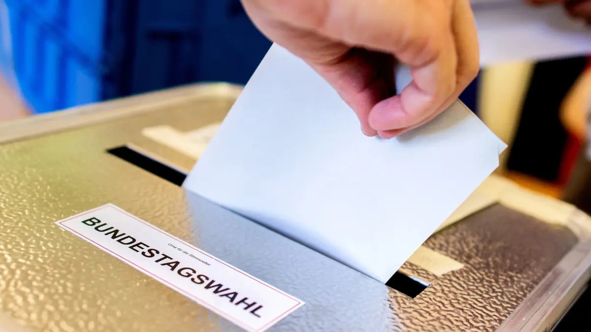 Bundestagswahl: ARCHIV - 26.09.2021, Berlin: Ein Wähler wirft in einem Wahllokal seinen Stimmzettel für die Bundestagswahl in eine Wahlurne.
Am 23. Februar können Menschen in Deutschland in Wahllokale gehen und dort ihre Stimme für die Bundestagswahl abgeben. Einige stimmen auch vorher schon per Briefwahl ab. (zu dpa: «Wahlkampf ohne Inhalte? Wie die Parteien für sich werben») Foto: Hauke-Christian Dittrich/dpa +++ dpa-Bildfunk +++