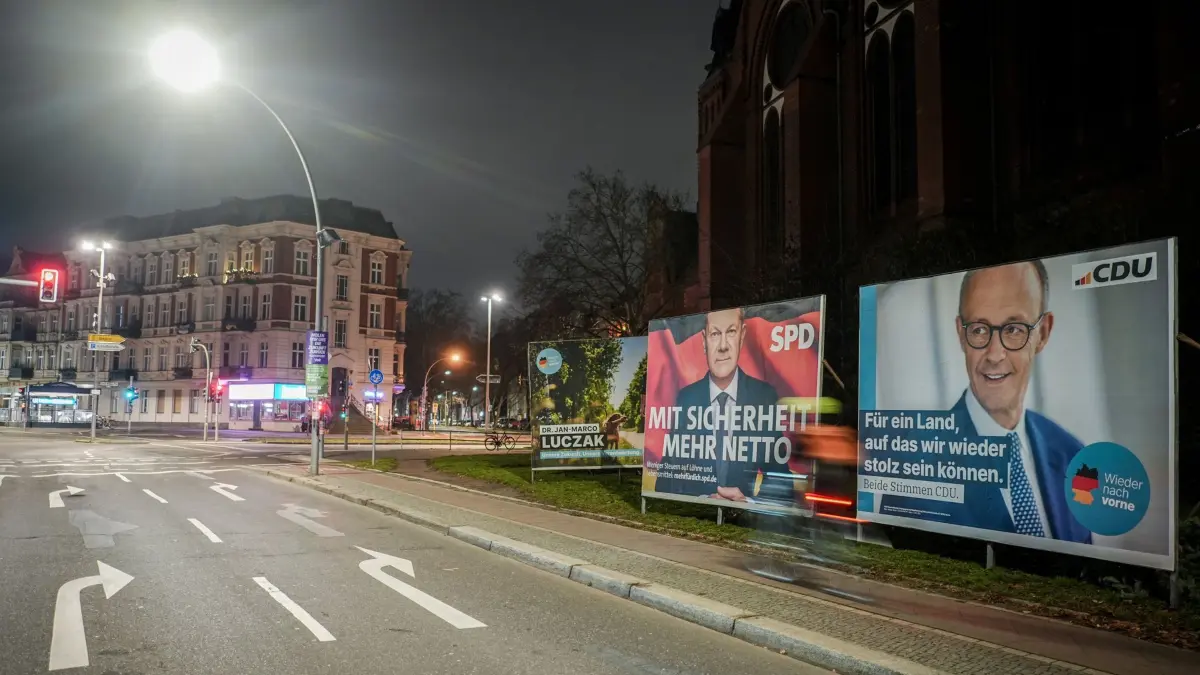 Wahlplakate: ARCHIV - 07.02.2025, Berlin: Großflächige Wahlplakate zeigen Bundeskanzler Olaf Scholz (l, SPD) und Friedrich Merz, Unions-Kanzlerkandidat und CDU-Bundesvorsitzender, an einer Straße in Schöneberg. Am 09.02. findet das erste TV-Duell vor der Bundestagswahl mit dem Amtsinhaber und dem Herausforderer statt. (zu dpa: «Wenig Veränderungen in Wahlumfrage - Linke legt zu») Foto: Kay Nietfeld/dpa +++ dpa-Bildfunk +++
