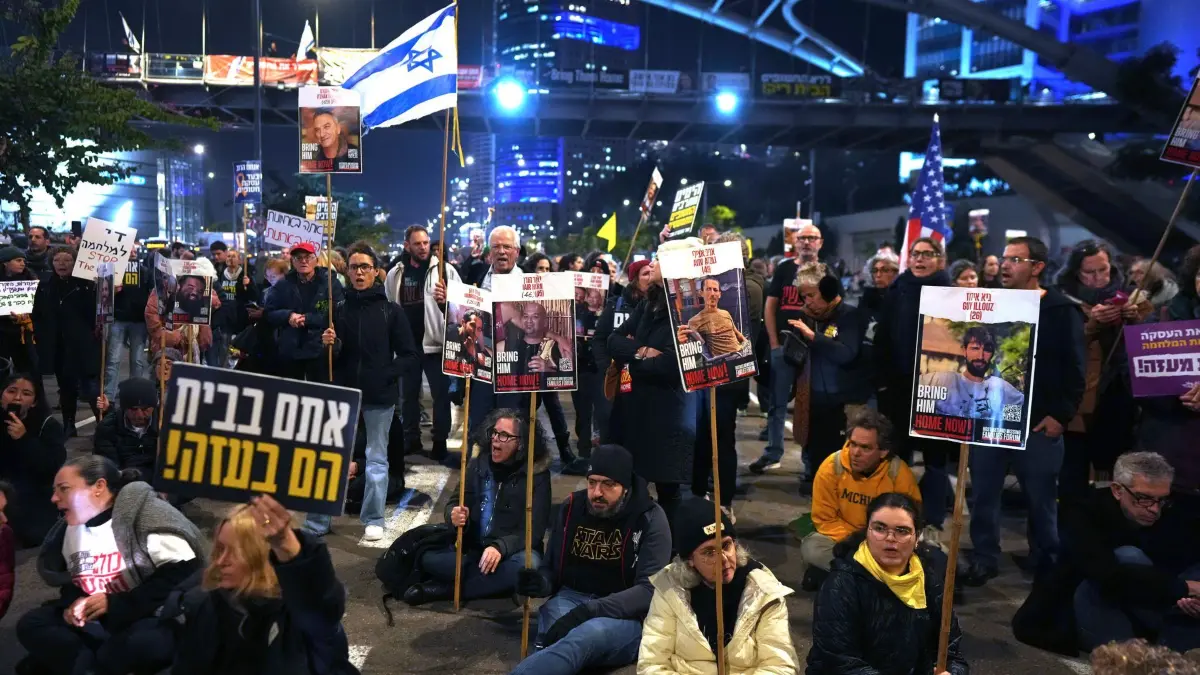Nahostkonflikt - Tel Aviv: 10.02.2025, Israel, Tel Aviv: Verwandte von Geiseln, die von der Hamas im Gazastreifen festgehalten werden, protestieren vor dem israelischen Verteidigungsministerium in Tel Aviv, nachdem die militante Gruppe angekündigt hatte, sie werde die Freilassung der Geiseln verzögern. Foto: Ohad Zwigenberg/AP/dpa +++ dpa-Bildfunk +++