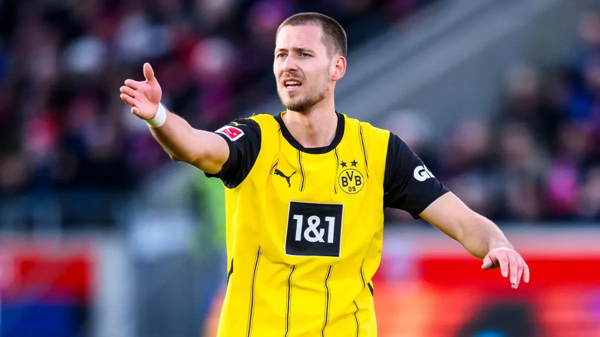 Waldemar Anton: ARCHIV - 01.02.2025, Baden-Württemberg, Heidenheim: Fußball: Bundesliga, 1. FC Heidenheim - Borussia Dortmund, 20. Spieltag, Voith-Arena. Dortmunds Waldemar Anton gestikuliert. (zu dpa: «Im Süden aus der Krise? BVB hofft auf Lissabon-Effekt») Foto: Tom Weller/dpa +++ dpa-Bildfunk +++