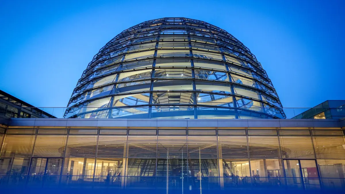 Bundestag vor letzter regulärer Sitzung: 10.02.2025, Berlin: Blick auf die Reichstagskuppel des Bundestags einen Tag vor der letzten regulären Sitzung der ablaufenden Legislaturperiode vor der Bundestagswahl am 23.02.2025. Foto: Kay Nietfeld/dpa +++ dpa-Bildfunk +++