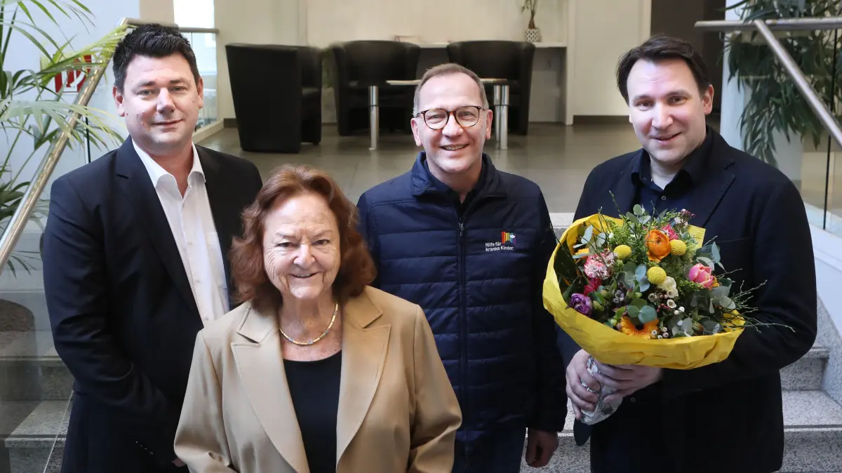 Bei der Weihnachtsspendenaktion : Tim Hager , Thomas Hassel , Johannes Nordmeyer , Elisabeth Frate