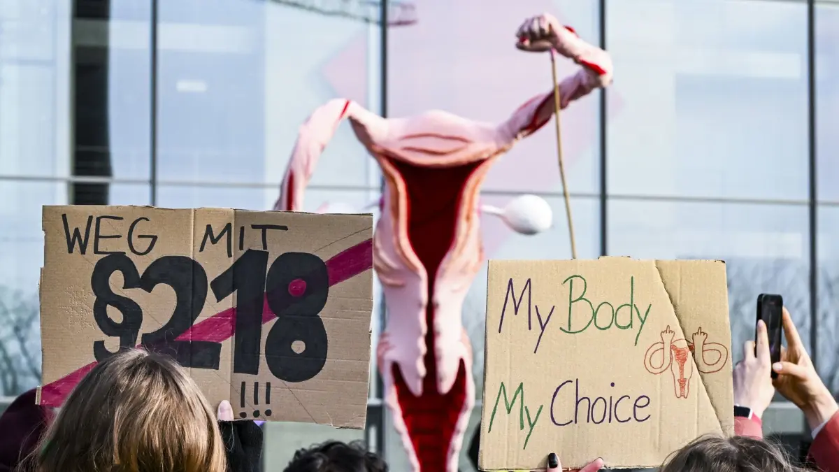 10.02.2025, Berlin: Anlässlich der Sachverständigenanhörung vom Rechtsausschuss demonstrieren Bündnisse mit einem überdimensionalen Uterus für sexuelle Selbstbestimmung und für die Legalisierung von Schwangerschaftsabbrüchen vor dem Paul-Löbe-Haus. (zu dpa: «Legalisierung von Abtreibungen vorerst gescheitert») Foto: Jens Kalaene/dpa +++ dpa-Bildfunk +++