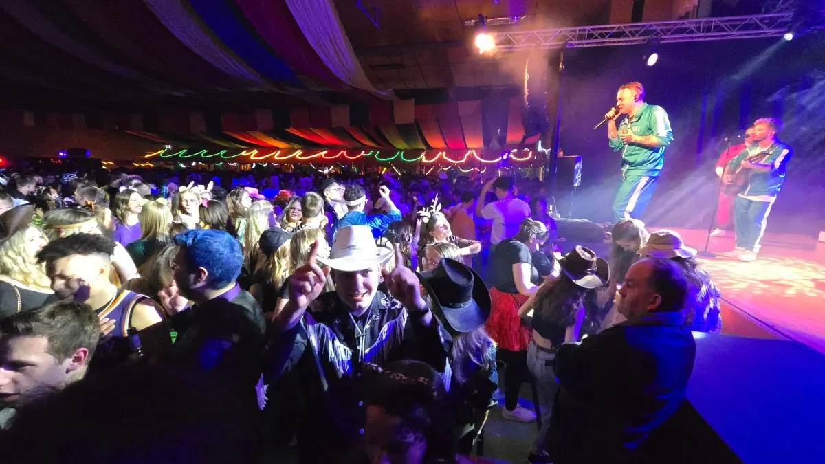 Die Untermünkheimer Weinbrennerhalle bebt wie seit 60 Jahren am Samstagabend beim Tura-Fasching. Die Band Barbed Wire heizt der Menge kräftig ein.