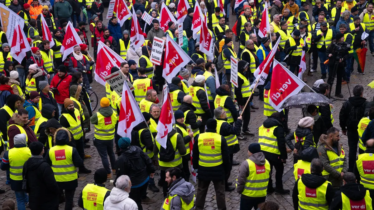 Streik im öffentlichen Dienst von Verdi auf dem Tübinger Marktplatz 01 25 Foto: Carolin Albers