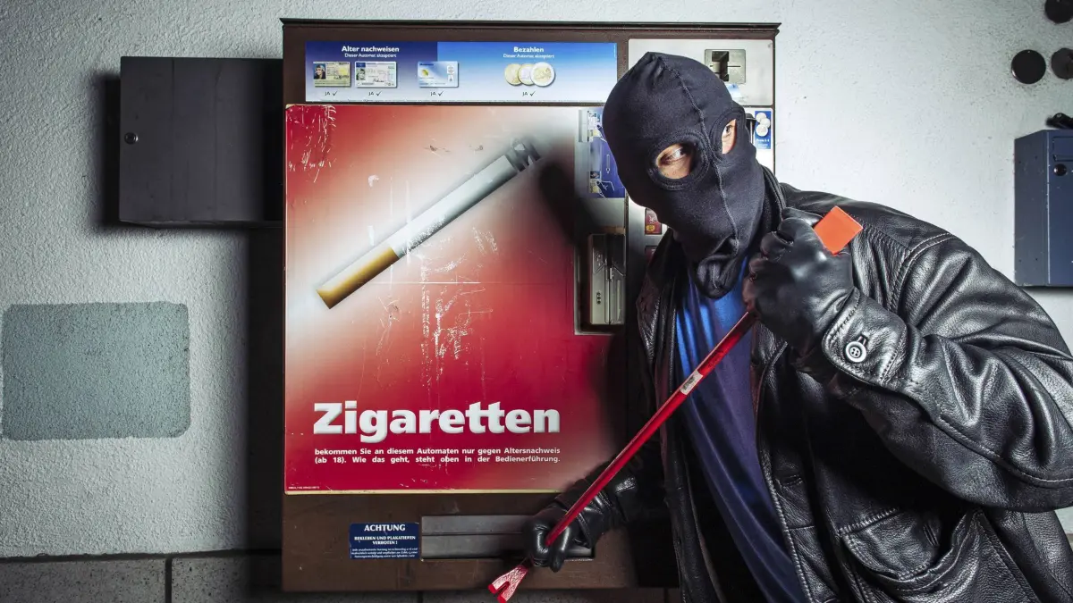 Keinkrimineller an Zigarettenautomat in der Weißhausstraße. Köän, 06.06.2016 Foto:xC.xHardtx/xFuturexImage
to Cigarette machine in the 06 06 2016 Photo XC xHardtx xFuturexImage