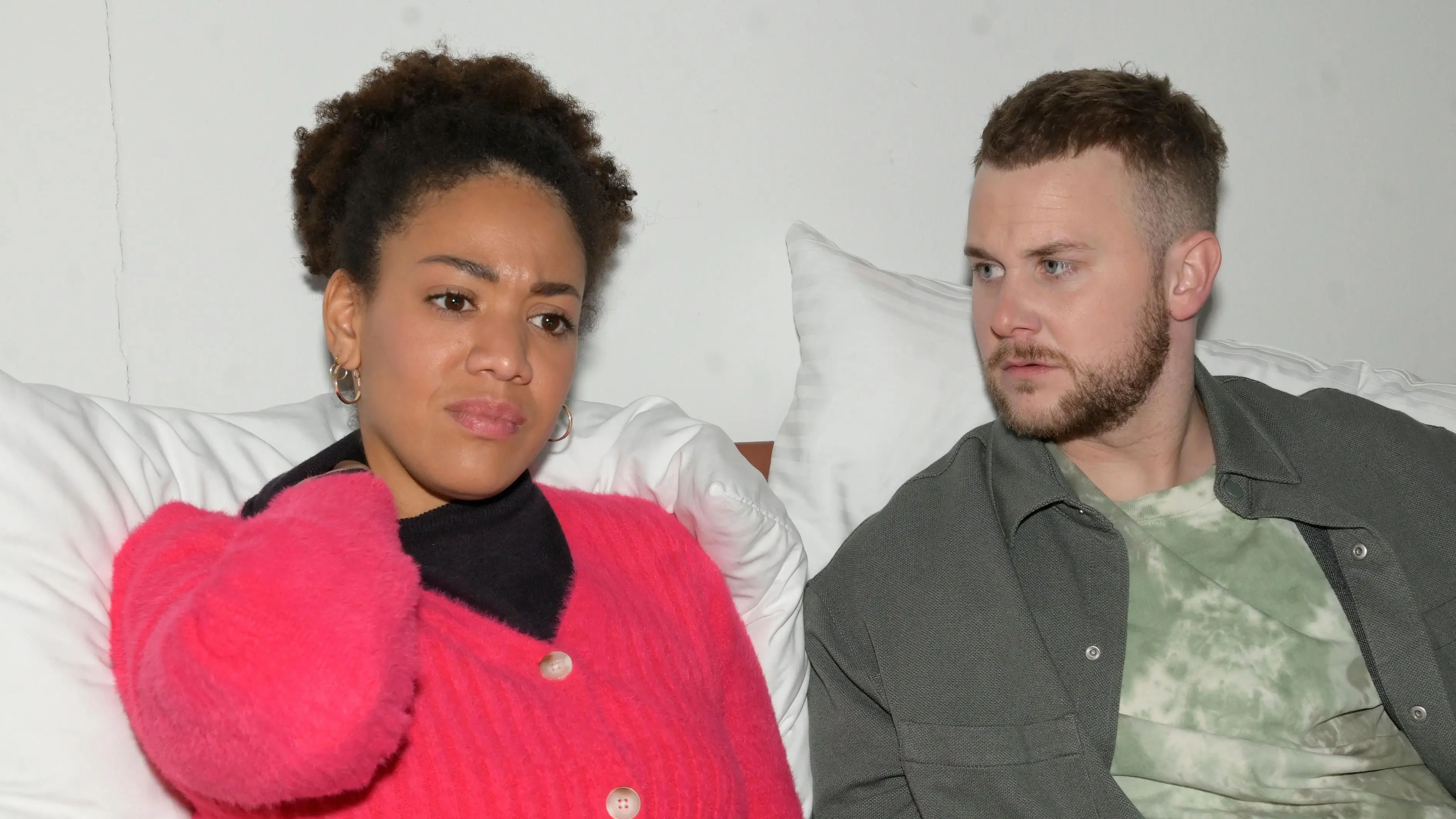 Flo (Pauline Afaja) weiß nicht, ob sie noch mit Jonas (Felix van Deventer) zusammen sein kann.