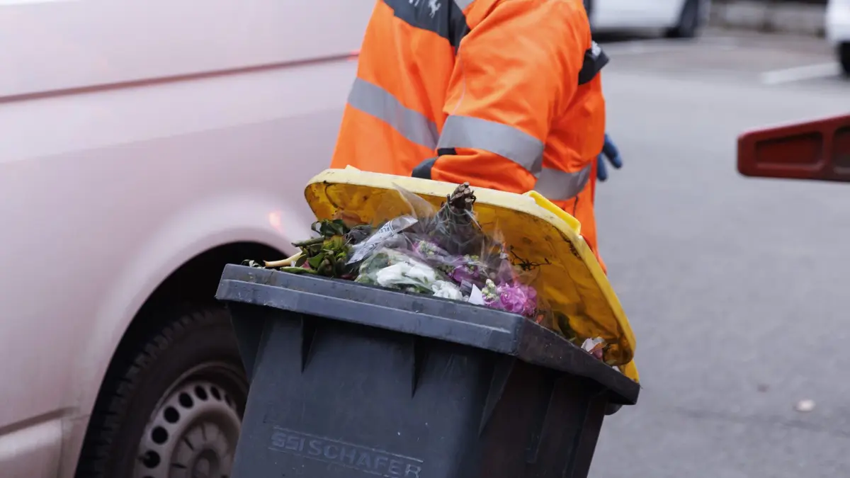 Stuttgart, Baden-Württemberg, 06.03.2023:
Eine Kolone Müllabfuhr der Abfallwerke Stuttgart (AWS) startet an der Betriebsstelle in der Industriestraße zur Leerung des Restmülls in der Bernsteinstraße und dem umliegenden Gebiet in der Heumaden.
Im Bild: In Einer Restmülltonne befinden sich in Kunststoff eingepackte Blumen.