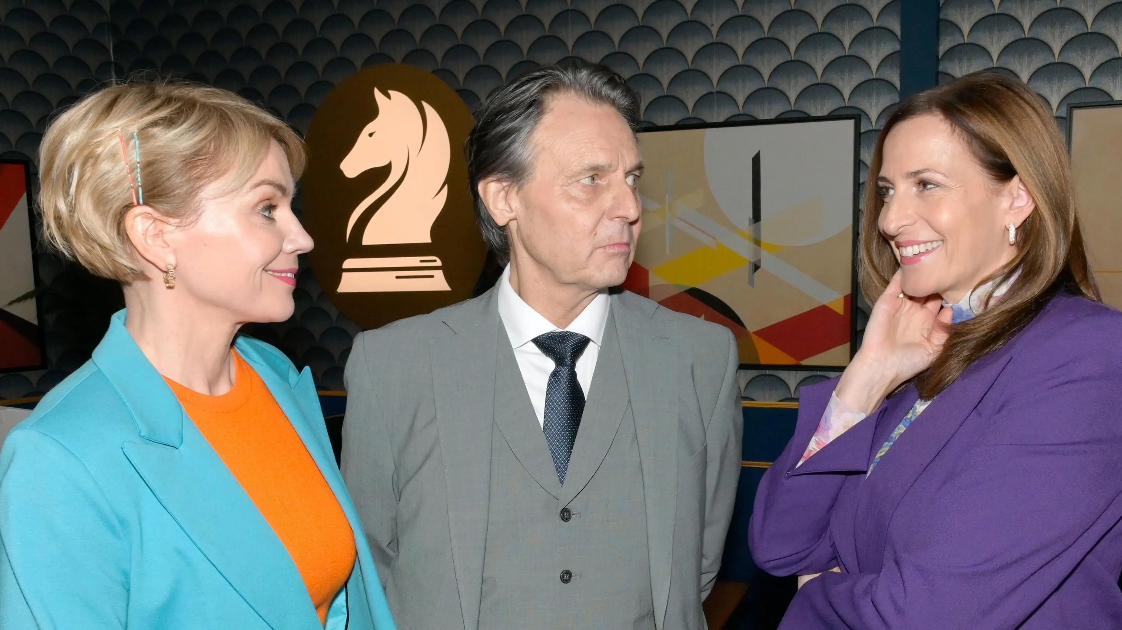 Jo Gerner (Wolfgang Bahro) kann sich immer auf seine Frau Yvonne (Gisa Zach, l.) und Katrin Flemming (Ulrike Frank) verlassen.