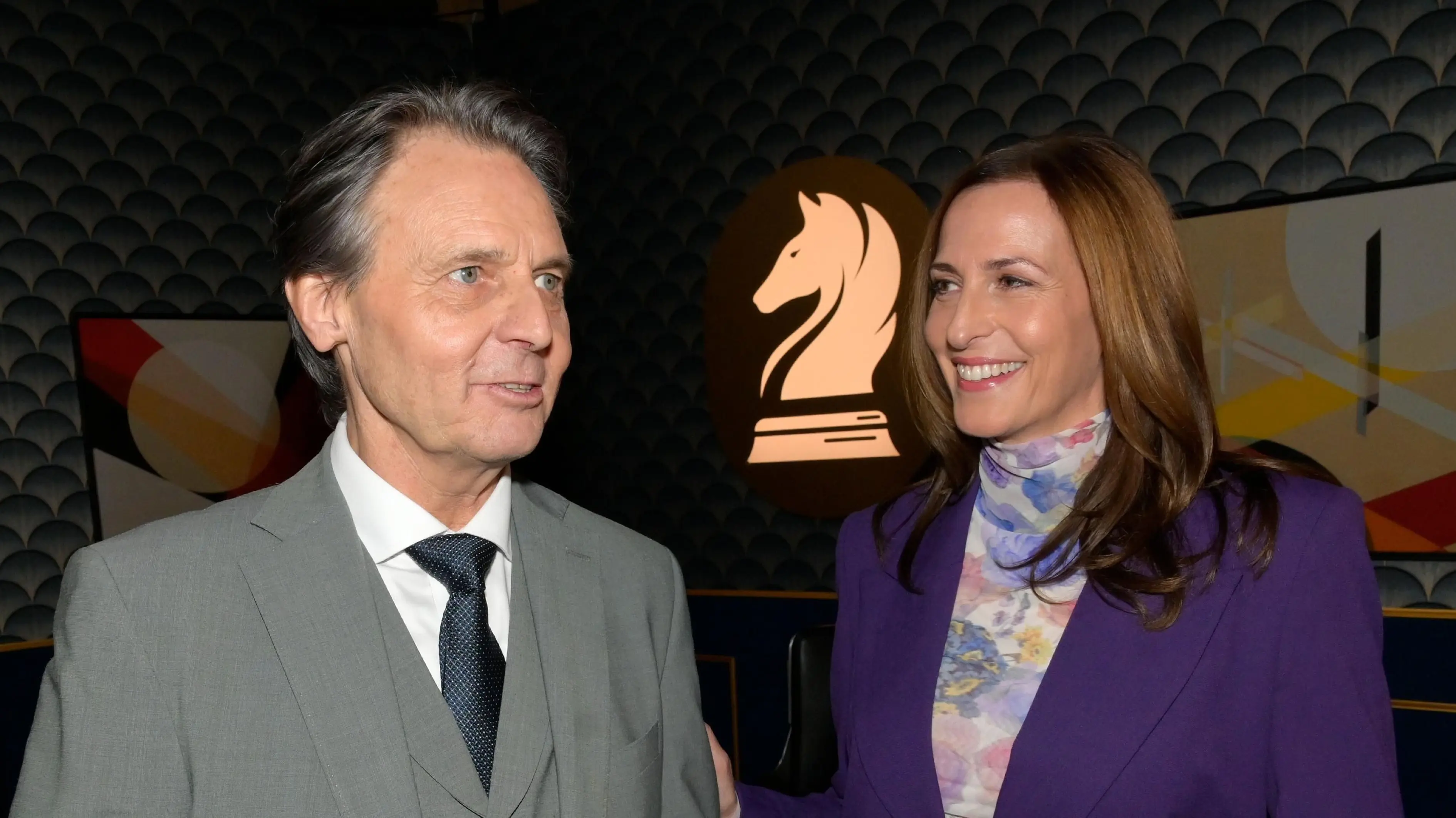 Jo Gerner (Wolfgang Bahro) kündigt Katrin (Ulrike Frank) als seine Vertretung in der Bank an.